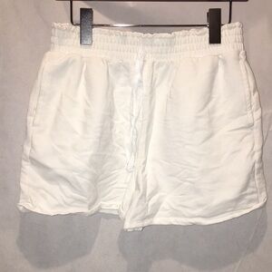 DB Studio Shorts | White | Size M